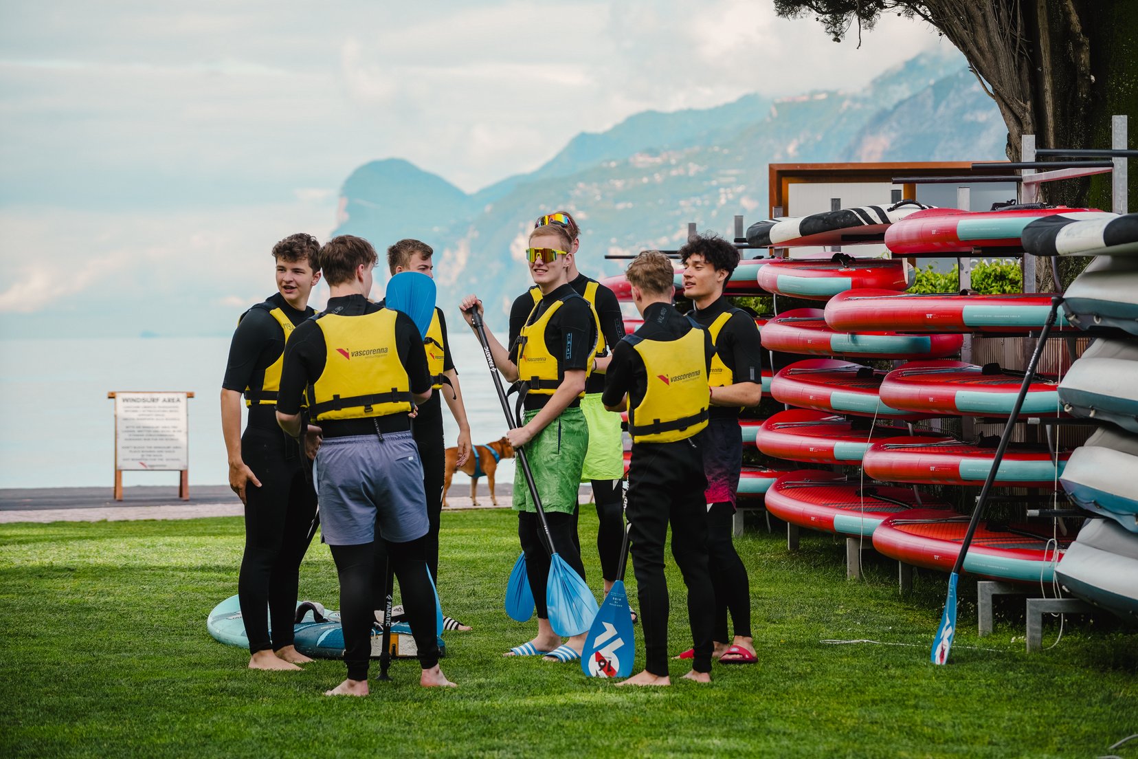 Corso di gruppo del centro windsurf Vasco Renna a Torbole