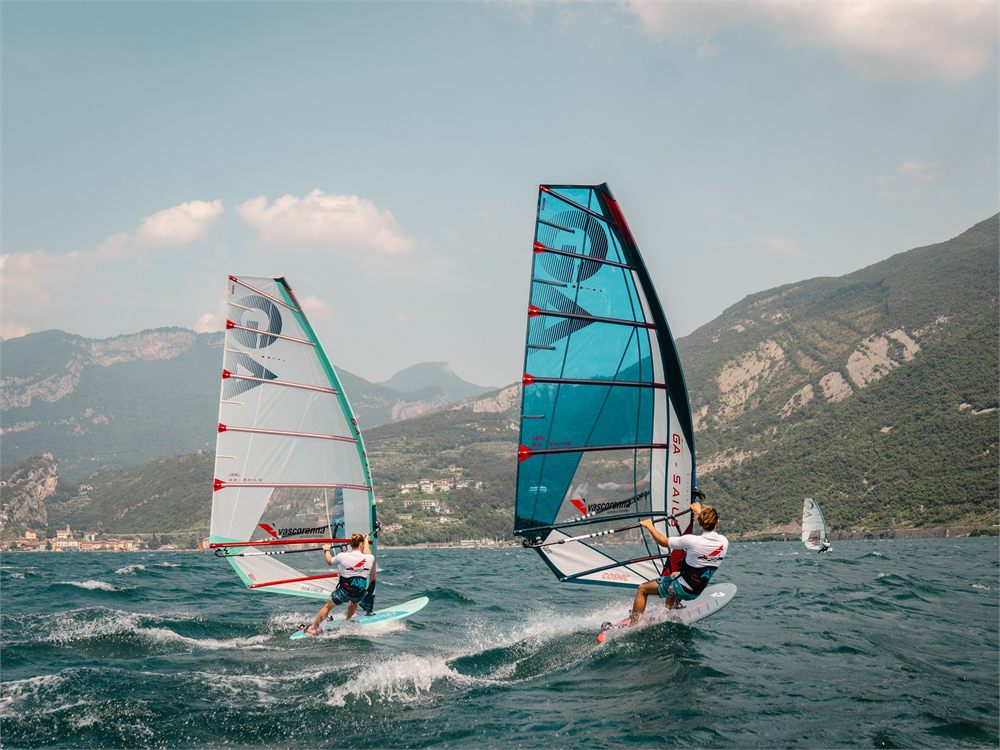 Corsi collettivi di windsurf: due ore di lezione in acqua