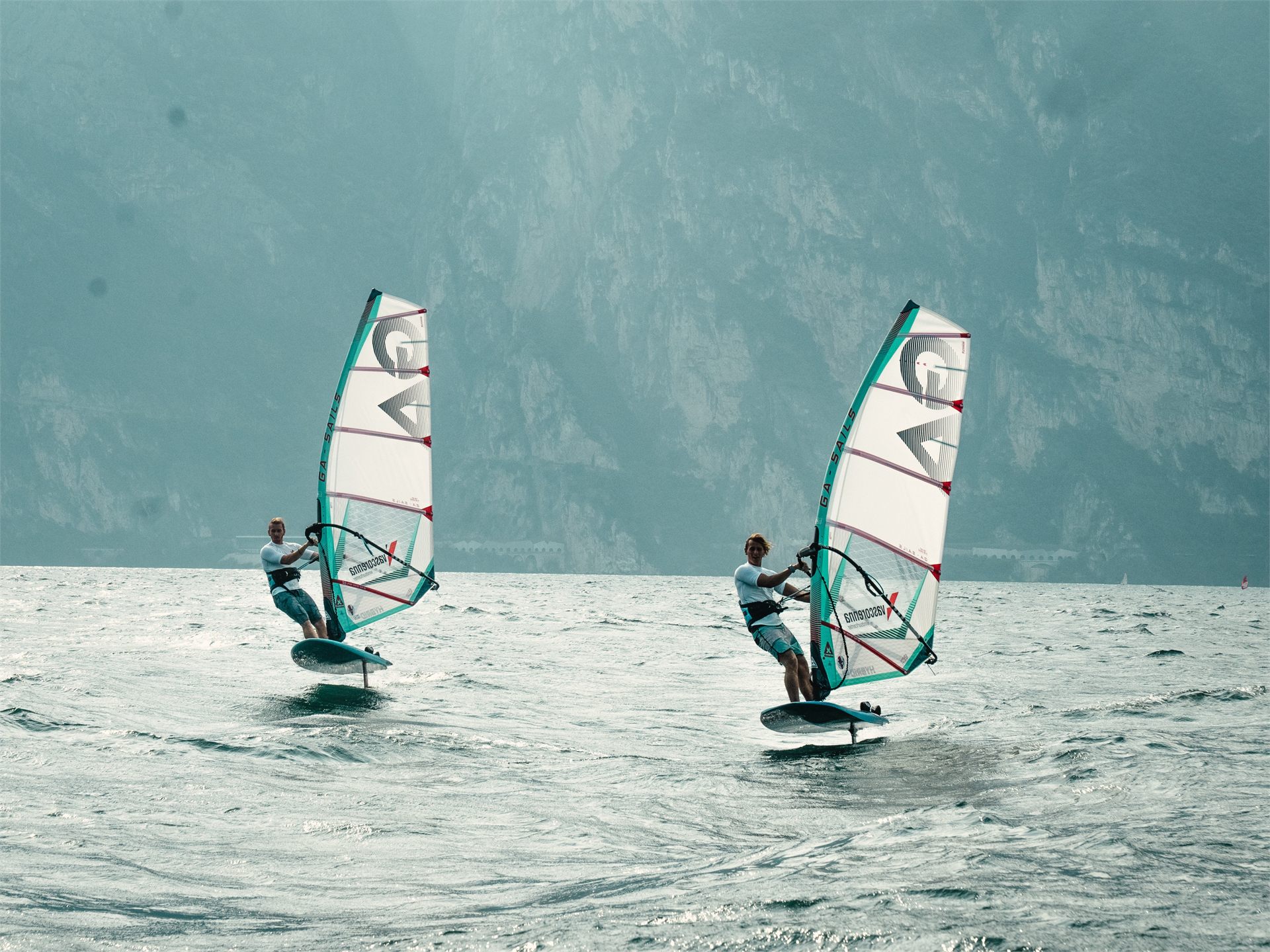 Corsi windsurf a Torbole: allievi in navigazione sul Lago di Garda