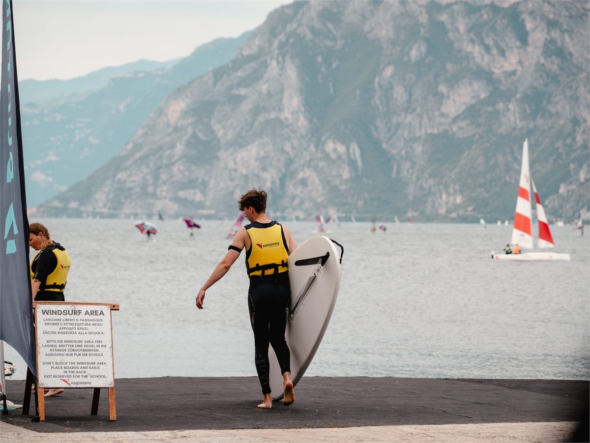 Organizzazione dei corsi: lezione di gruppo al centro windsurf
