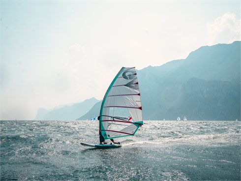 Windsurfista in navigazione solitaria sul Lago di Garda