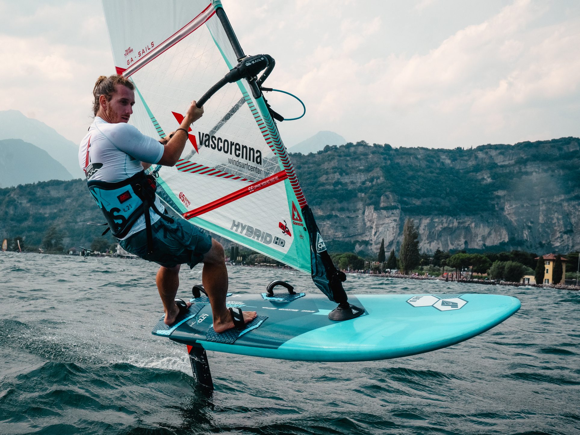 Noleggio windsurf foil a Torbole sul Lago di Garda