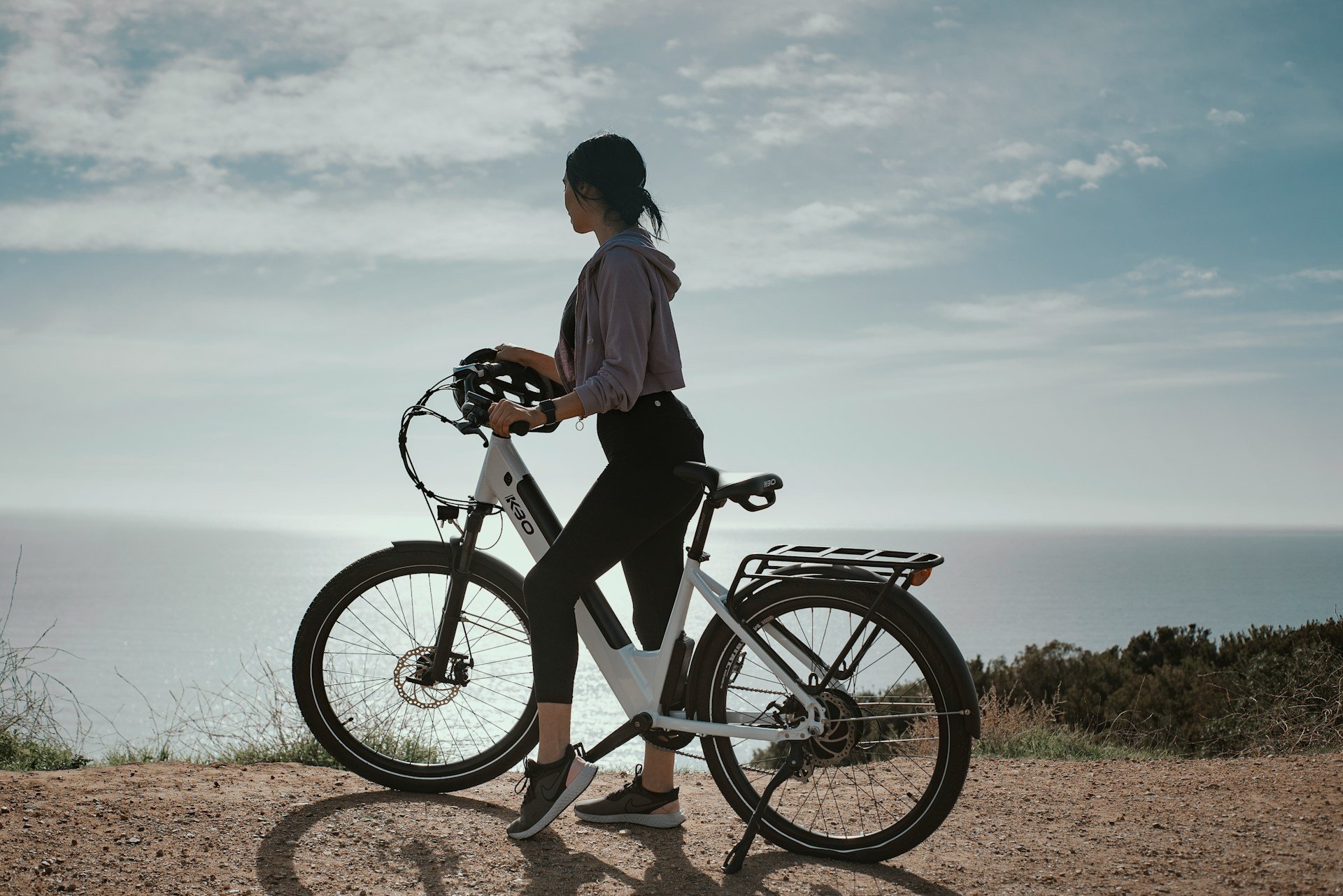 Ciclista in mountain bike su un sentiero sopra il Lago di Garda