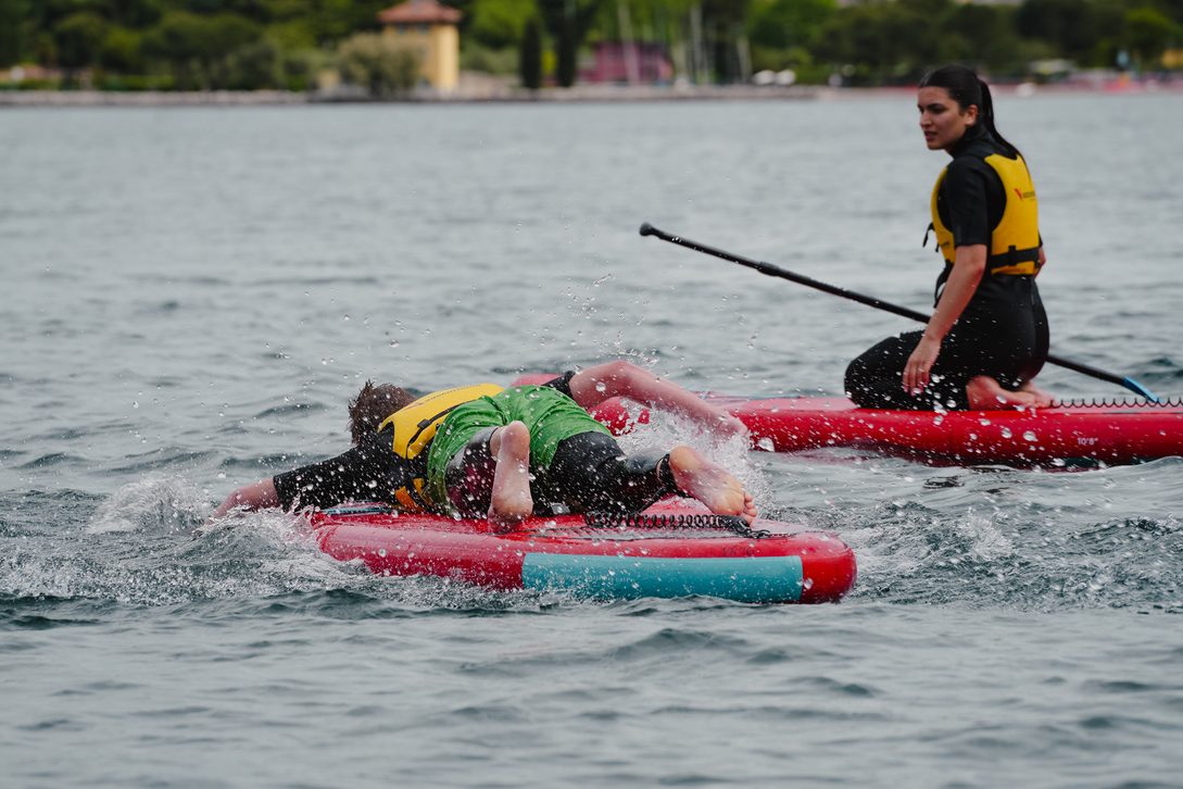 Lezione di SUP con istruttore vicino alla riva di Torbole