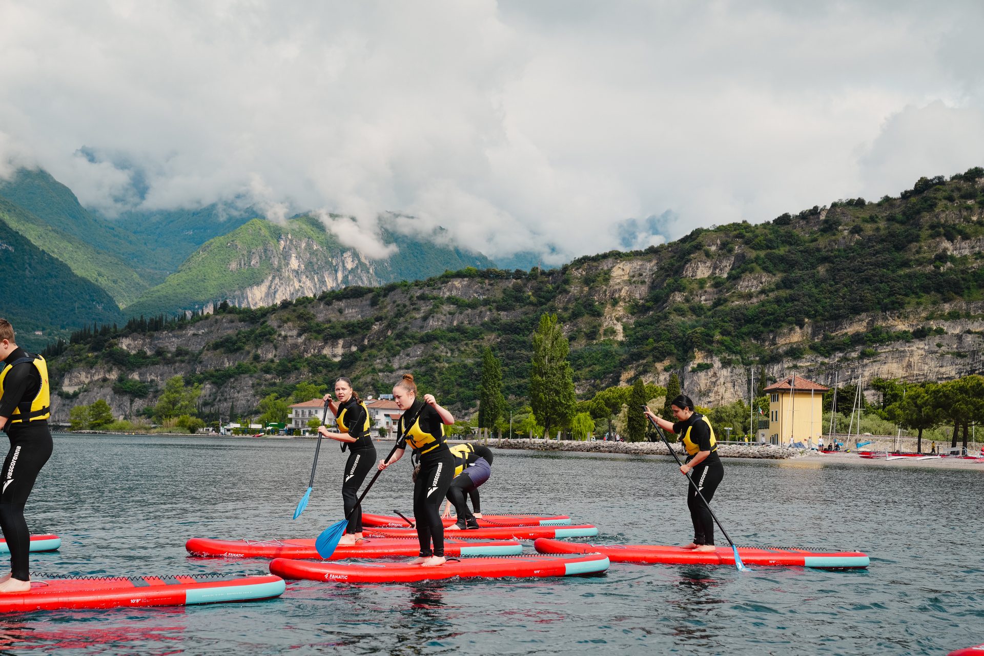 Pagaiata in SUP sul Lago di Garda a Torbole con il lago calmo