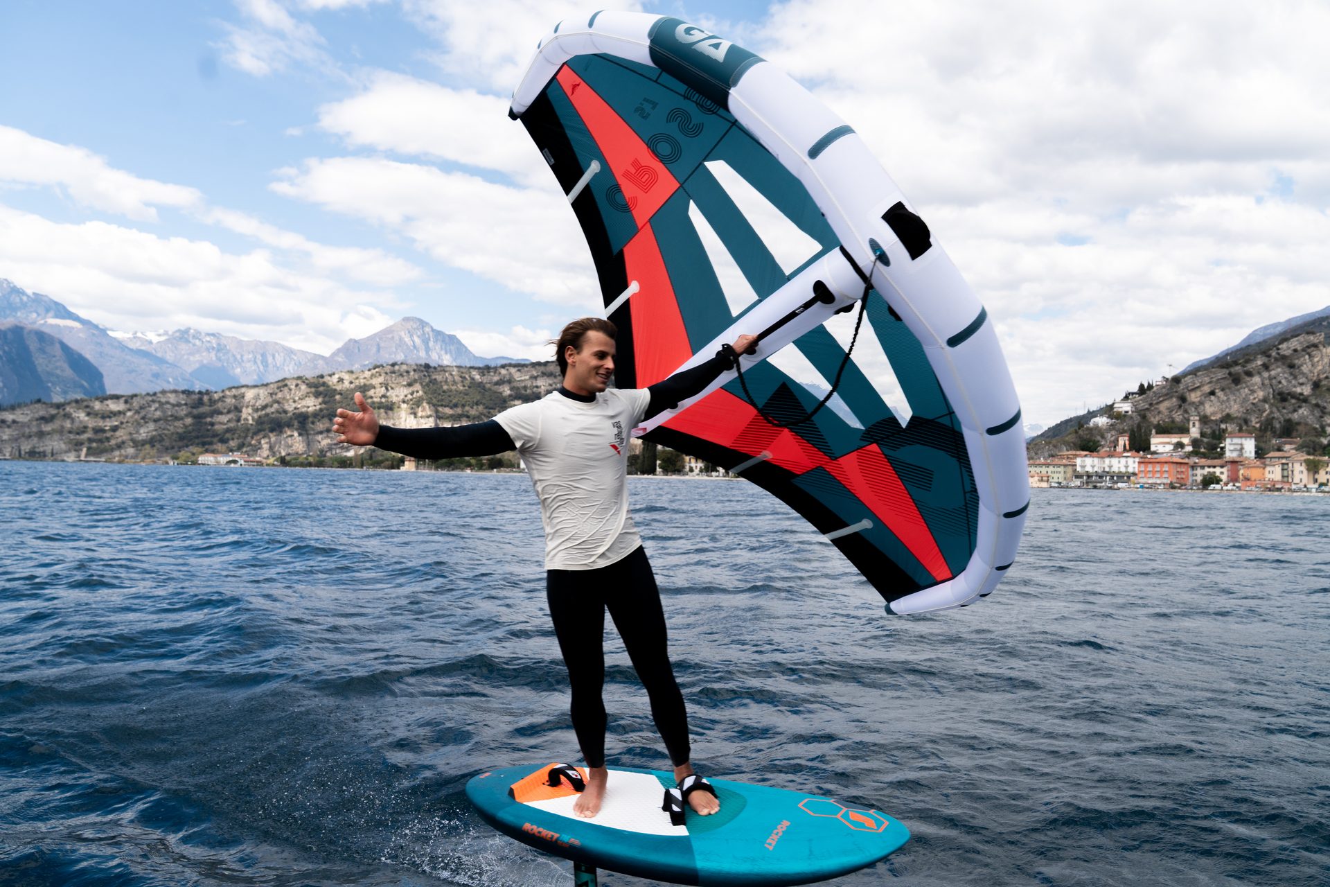 Rider di wingfoil con l'ala gonfiabile in navigazione sul Lago di Garda