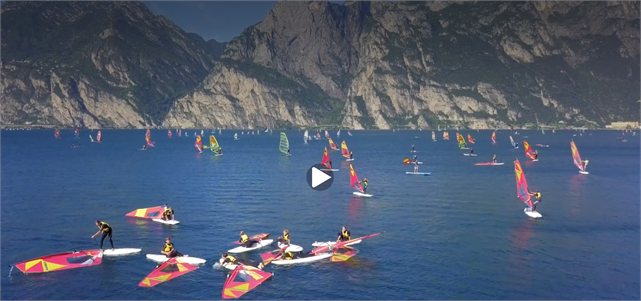 Gruppo di windsurf e SUP durante una lezione sul Lago di Garda